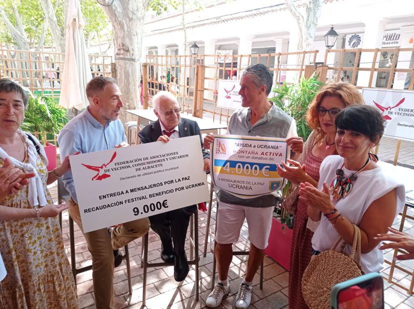 El padre Ángel recibe en la Feria 9.000 euros recaudados en la jornada de convivencia ‘Albacete con Ucrania’